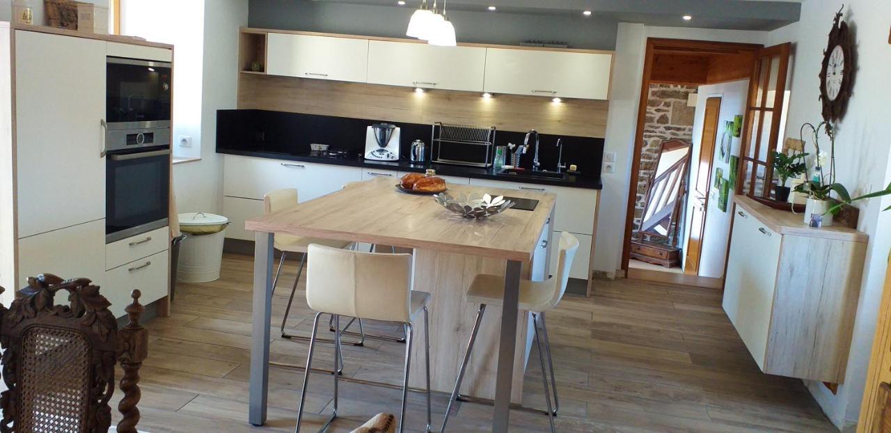 Maison Spacieuse A Plougonven Avec Jacuzzi Et Jardin 외부 사진