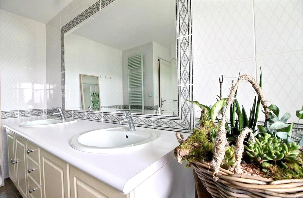 Maison Spacieuse A Plougonven Avec Jacuzzi Et Jardin 외부 사진