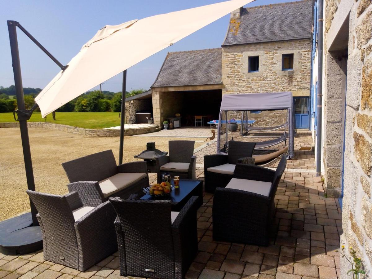 Maison Spacieuse A Plougonven Avec Jacuzzi Et Jardin 외부 사진