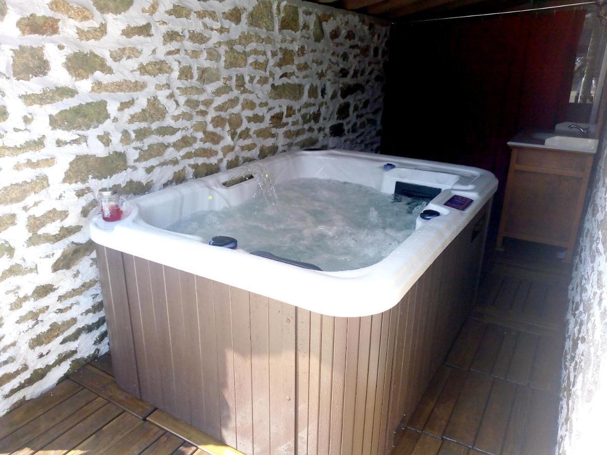 Maison Spacieuse A Plougonven Avec Jacuzzi Et Jardin 외부 사진