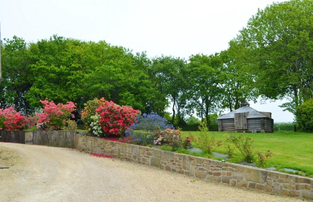 Maison Spacieuse A Plougonven Avec Jacuzzi Et Jardin 외부 사진